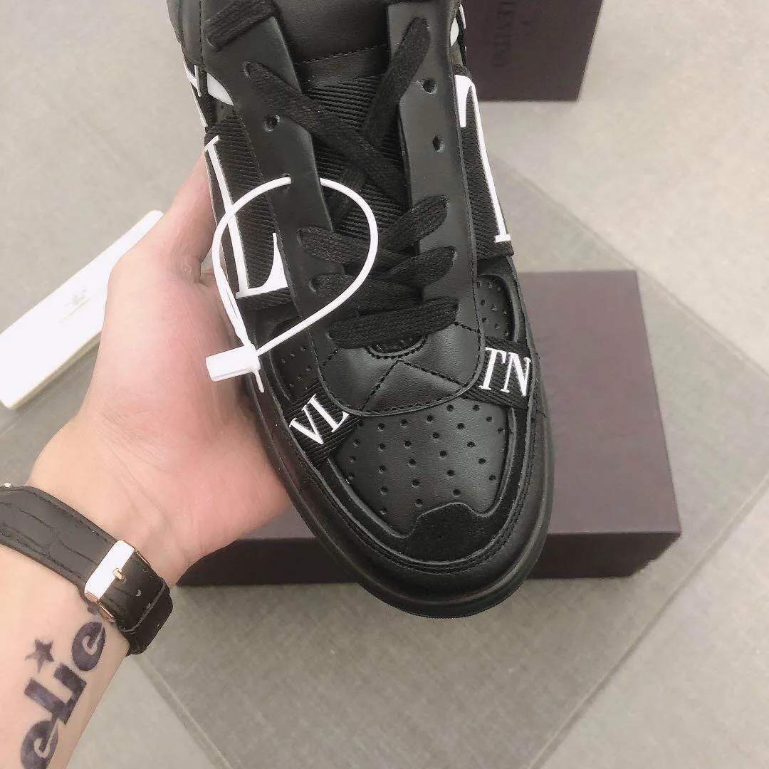 P440▫️V L7N spring and summer 🆕calf leather strap sneakers, no man should be able to refuse this style, classic color, so handsome! Purchase a high-precision replica of the original version to instantly sell off the market currency! 6 VLTN logo rubber effect straps - Valentino Garavani Logo printed on the back and tongue, all materials are customized to ensure quality! Size: 38/45 No. 018